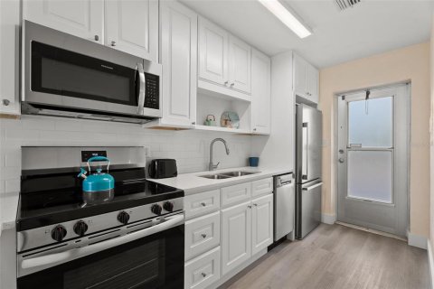 Condo in Sarasota, Florida, 3 rooms  № 2410633 - photo 9