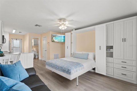 Condo in Sarasota, Florida, 3 rooms  № 2410633 - photo 12