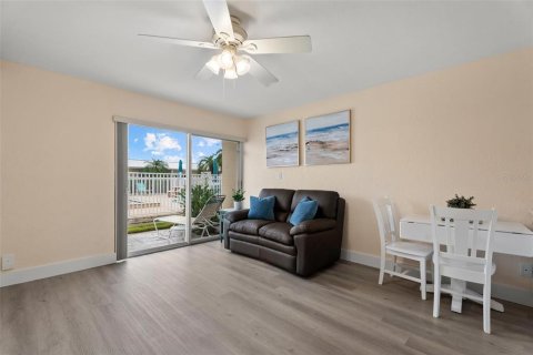 Condo in Sarasota, Florida, 3 rooms  № 2410633 - photo 17