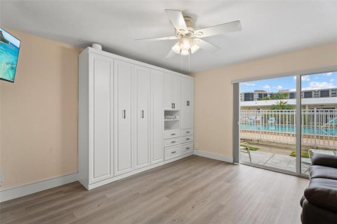 Condo in Sarasota, Florida, 3 rooms  № 2410633 - photo 15
