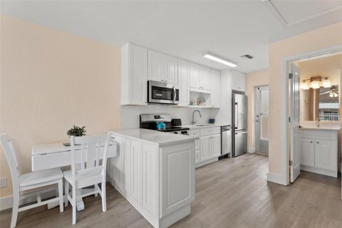 Condo in Sarasota, Florida, 3 rooms  № 2410633 - photo 10