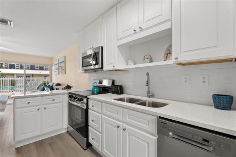 Condo in Sarasota, Florida, 3 rooms  № 2410633 - photo 8