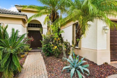 House in Vero Beach, Florida 5 bedrooms, 247.58 sq.m. № 2249899 - photo 2