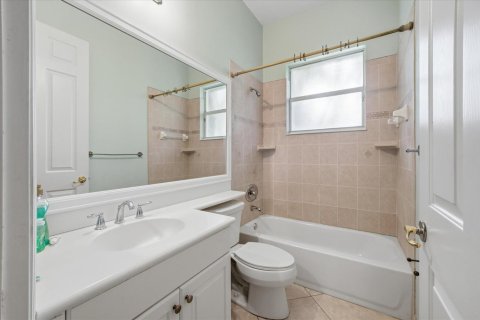 House in Vero Beach, Florida 5 bedrooms, 247.58 sq.m. № 2249899 - photo 25