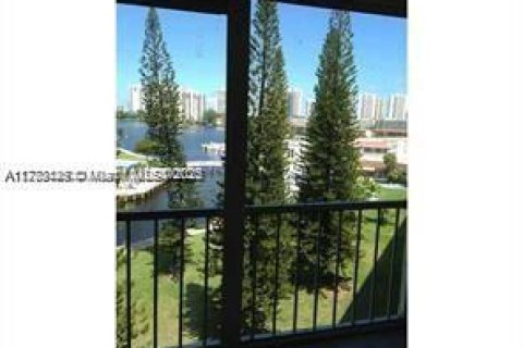 Condominio en alquiler en Aventura, Florida, 1 dormitorio, 71.35 m2 № 1928142 - foto 2