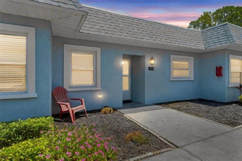 Condo in New Port Richey, Florida, 2 bedrooms № 2225178