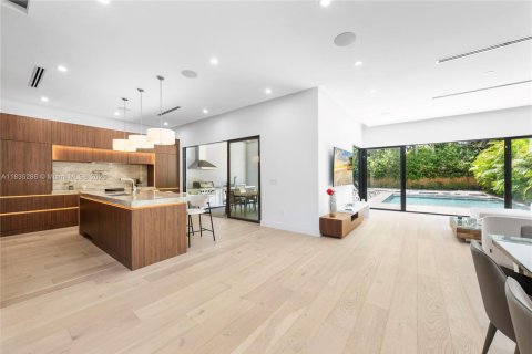 House in Miami, Florida 5 bedrooms, 333.61 sq.m. № 1823523 - photo 9