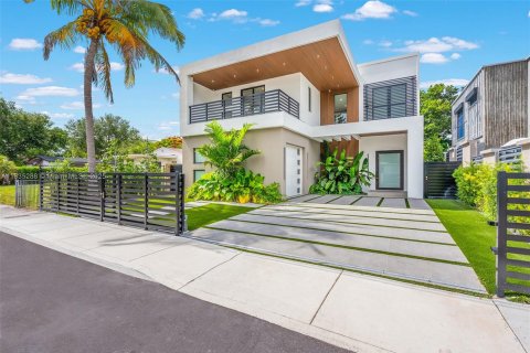 House in Miami, Florida 5 bedrooms, 333.61 sq.m. № 1823523 - photo 3