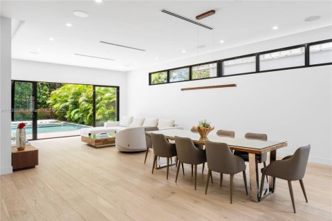 House in Miami, Florida 5 bedrooms, 333.61 sq.m. № 1823523 - photo 10