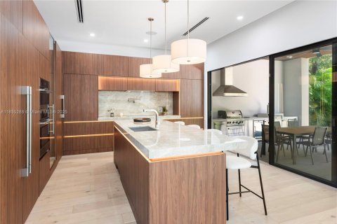 House in Miami, Florida 5 bedrooms, 333.61 sq.m. № 1823523 - photo 15