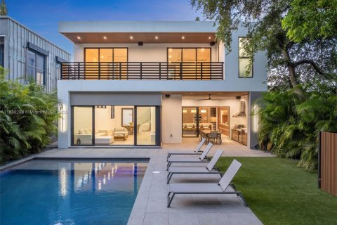 House in Miami, Florida 5 bedrooms, 333.61 sq.m. № 1823523 - photo 2