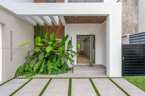 House in Miami, Florida 5 bedrooms, 333.61 sq.m. № 1823523 - photo 6