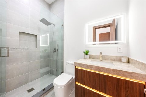 House in Miami, Florida 5 bedrooms, 333.61 sq.m. № 1823523 - photo 27