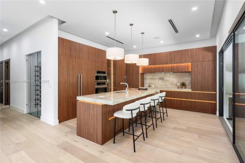 House in Miami, Florida 5 bedrooms, 333.61 sq.m. № 1823523 - photo 16