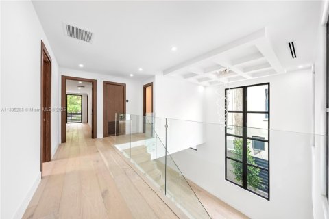 House in Miami, Florida 5 bedrooms, 333.61 sq.m. № 1823523 - photo 30