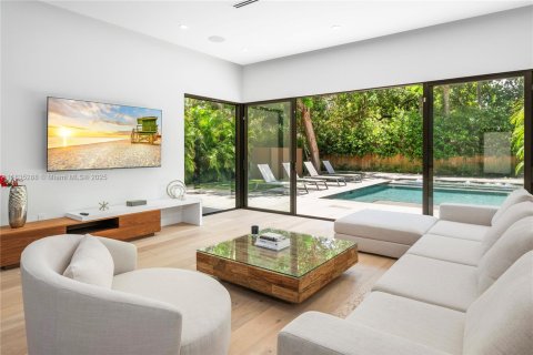House in Miami, Florida 5 bedrooms, 333.61 sq.m. № 1823523 - photo 11