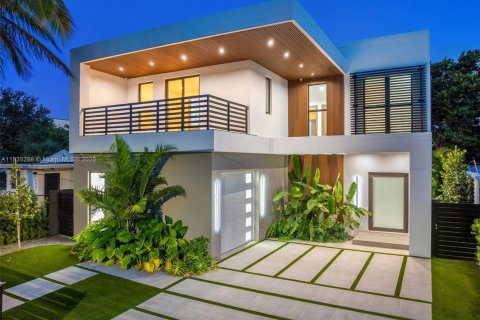 House in Miami, Florida 5 bedrooms, 333.61 sq.m. № 1823523 - photo 1