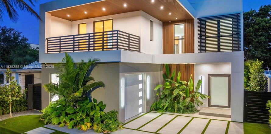 House in Miami, Florida 5 bedrooms, 333.61 sq.m. № 1823523