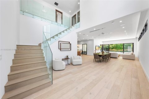 House in Miami, Florida 5 bedrooms, 333.61 sq.m. № 1823523 - photo 7
