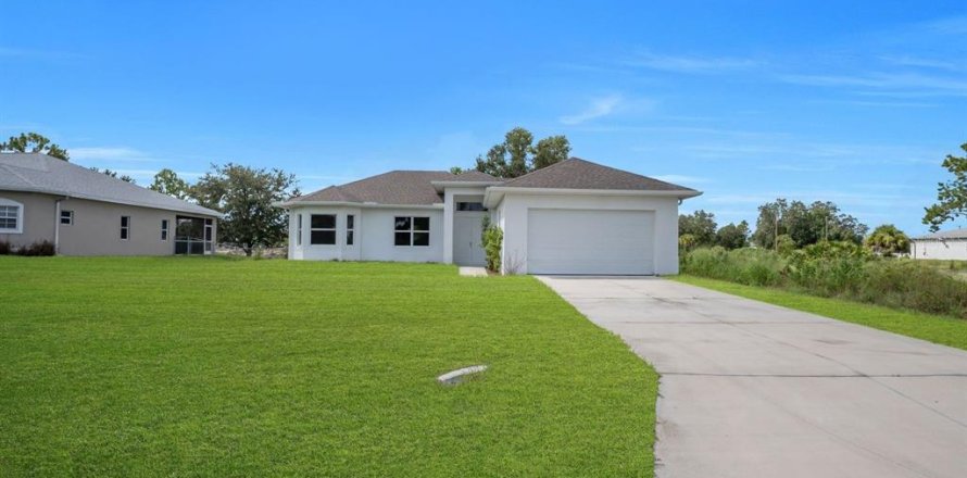 Villa ou maison à Lehigh Acres, Floride 3 chambres, 145.86 m2 № 2345190