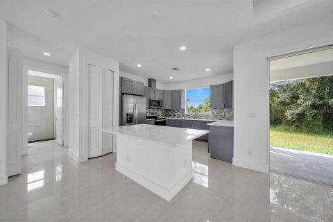Villa ou maison à vendre à Lehigh Acres, Floride: 3 chambres, 145.86 m2 № 2345190 - photo 5
