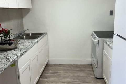 House in Miami, Florida 4 bedrooms, 100.61 sq.m. № 1813883 - photo 6
