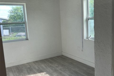 House in Miami, Florida 4 bedrooms, 100.61 sq.m. № 1813883 - photo 12