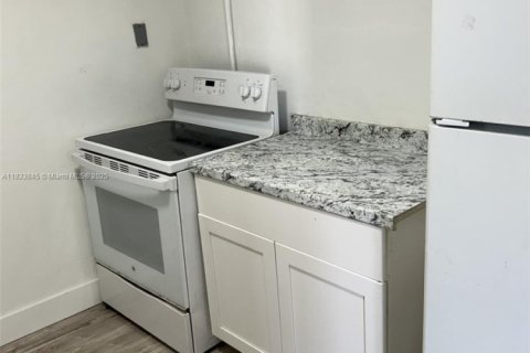House in Miami, Florida 4 bedrooms, 100.61 sq.m. № 1813883 - photo 7
