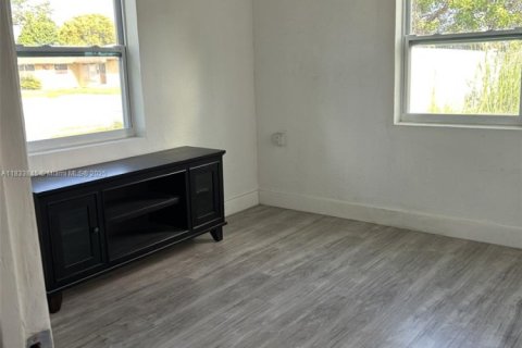 House in Miami, Florida 4 bedrooms, 100.61 sq.m. № 1813883 - photo 10