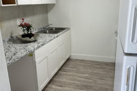 House in Miami, Florida 4 bedrooms, 100.61 sq.m. № 1813883 - photo 8