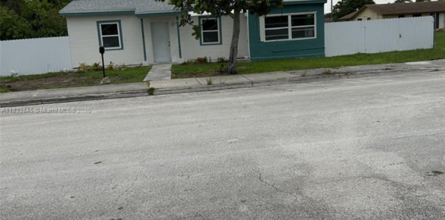 House in Miami, Florida 4 bedrooms, 100.61 sq.m. № 1813883