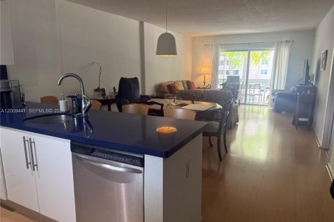 Condo in Coral Gables, Florida, 1 bedroom № 2074908 - photo 3