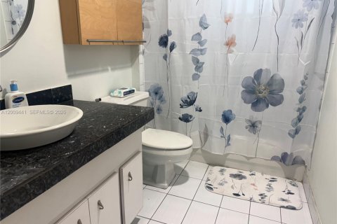 Condo in Coral Gables, Florida, 1 bedroom № 2074908 - photo 9