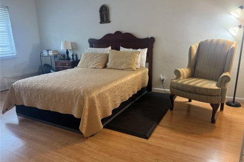 Condo in Coral Gables, Florida, 1 bedroom № 2074908 - photo 8
