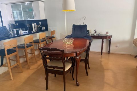 Condo in Coral Gables, Florida, 1 bedroom № 2074908 - photo 7