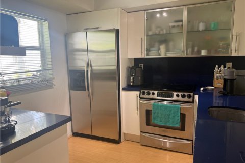 Condo in Coral Gables, Florida, 1 bedroom № 2074908 - photo 4