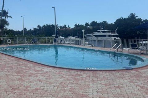 Condo in Coral Gables, Florida, 1 bedroom № 2074908 - photo 12