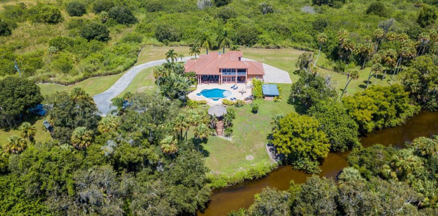 House in Fort Pierce, Florida 3 bedrooms, 299.15 sq.m. № 1146709