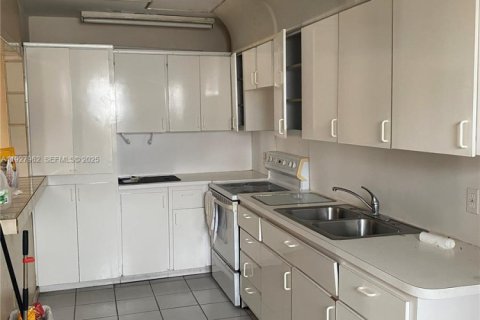 Villa ou maison à vendre à Miami, Floride: 2 chambres, 146.6 m2 № 1986892 - photo 13