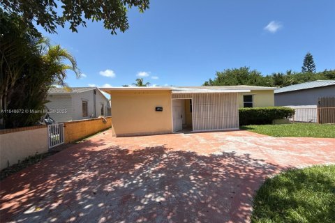 House in Hollywood, Florida 3 bedrooms, 145.11 sq.m. № 1854724 - photo 1