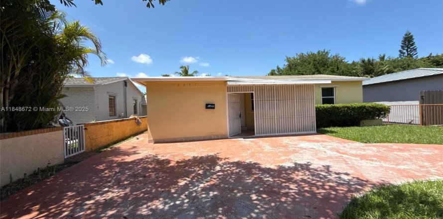 House in Hollywood, Florida 3 bedrooms, 145.11 sq.m. № 1854724