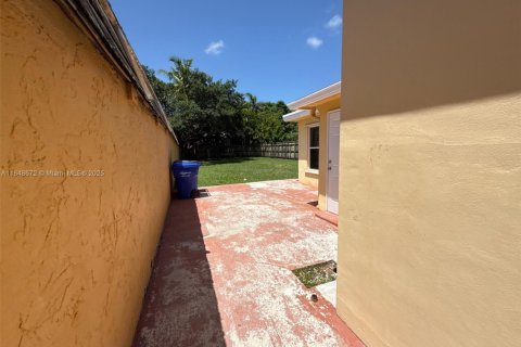 House in Hollywood, Florida 3 bedrooms, 145.11 sq.m. № 1854724 - photo 13