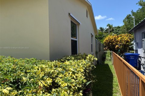 House in Hollywood, Florida 3 bedrooms, 145.11 sq.m. № 1854724 - photo 14