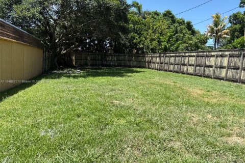 House in Hollywood, Florida 3 bedrooms, 145.11 sq.m. № 1854724 - photo 15