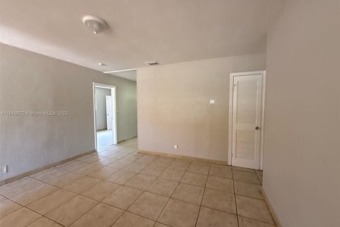 House in Hollywood, Florida 3 bedrooms, 145.11 sq.m. № 1854724 - photo 10