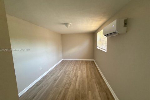 House in Hollywood, Florida 3 bedrooms, 145.11 sq.m. № 1854724 - photo 6