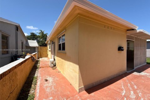 House in Hollywood, Florida 3 bedrooms, 145.11 sq.m. № 1854724 - photo 12