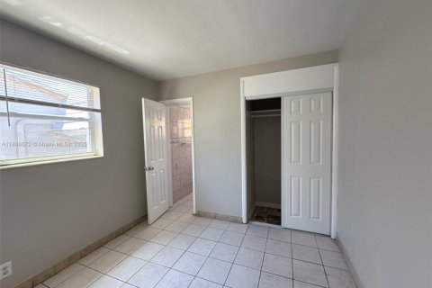 House in Hollywood, Florida 3 bedrooms, 145.11 sq.m. № 1854724 - photo 8