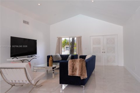 House in Miami, Florida 5 bedrooms, 228.08 sq.m. № 2257655 - photo 10