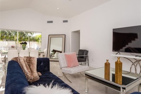 House in Miami, Florida 5 bedrooms, 228.08 sq.m. № 2257655 - photo 6